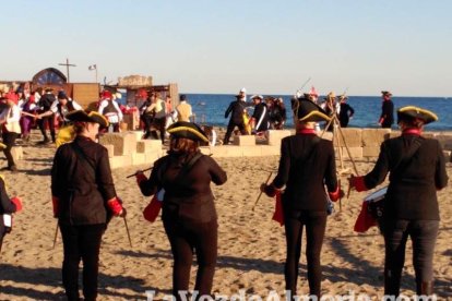 El Desembarco Pirata devuelve el brillo del eterno verano. Cientos de personas abarrotan San José durante la recreación teatral.