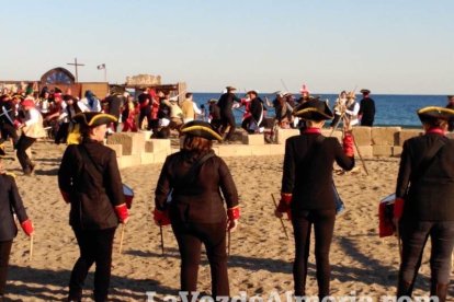 El Desembarco Pirata devuelve el brillo del eterno verano. Cientos de personas abarrotan San José durante la recreación teatral.