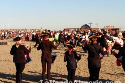 El Desembarco Pirata devuelve el brillo del eterno verano. Cientos de personas abarrotan San José durante la recreación teatral.