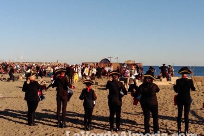 El Desembarco Pirata devuelve el brillo del eterno verano. Cientos de personas abarrotan San José durante la recreación teatral.