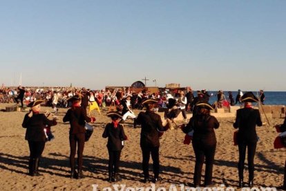 El Desembarco Pirata devuelve el brillo del eterno verano. Cientos de personas abarrotan San José durante la recreación teatral.