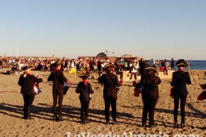 El Desembarco Pirata devuelve el brillo del eterno verano. Cientos de personas abarrotan San José durante la recreación teatral.