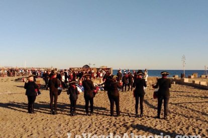 El Desembarco Pirata devuelve el brillo del eterno verano. Cientos de personas abarrotan San José durante la recreación teatral.