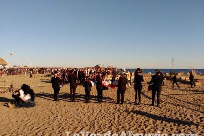 El Desembarco Pirata devuelve el brillo del eterno verano. Cientos de personas abarrotan San José durante la recreación teatral.