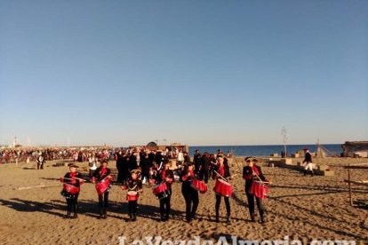 El Desembarco Pirata devuelve el brillo del eterno verano. Cientos de personas abarrotan San José durante la recreación teatral.