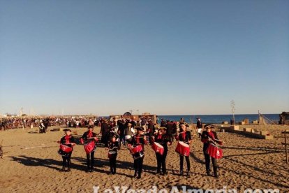 El Desembarco Pirata devuelve el brillo del eterno verano. Cientos de personas abarrotan San José durante la recreación teatral.