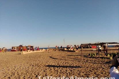 El Desembarco Pirata devuelve el brillo del eterno verano. Cientos de personas abarrotan San José durante la recreación teatral.