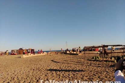 El Desembarco Pirata devuelve el brillo del eterno verano. Cientos de personas abarrotan San José durante la recreación teatral.