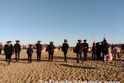 El Desembarco Pirata devuelve el brillo del eterno verano. Cientos de personas abarrotan San José durante la recreación teatral.