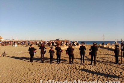 El Desembarco Pirata devuelve el brillo del eterno verano. Cientos de personas abarrotan San José durante la recreación teatral.