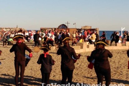 El Desembarco Pirata devuelve el brillo del eterno verano. Cientos de personas abarrotan San José durante la recreación teatral.