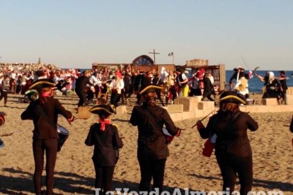 El Desembarco Pirata devuelve el brillo del eterno verano. Cientos de personas abarrotan San José durante la recreación teatral.
