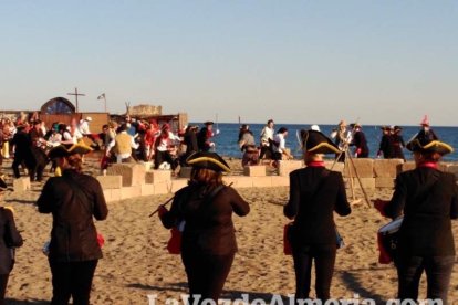 El Desembarco Pirata devuelve el brillo del eterno verano. Cientos de personas abarrotan San José durante la recreación teatral.