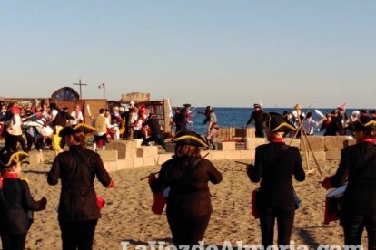 El Desembarco Pirata devuelve el brillo del eterno verano. Cientos de personas abarrotan San José durante la recreación teatral.