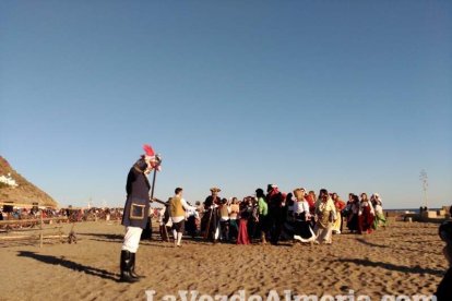 El Desembarco Pirata devuelve el brillo del eterno verano. Cientos de personas abarrotan San José durante la recreación teatral.