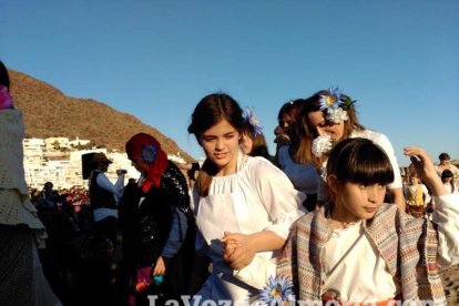 El Desembarco Pirata devuelve el brillo del eterno verano. Cientos de personas abarrotan San José durante la recreación teatral.