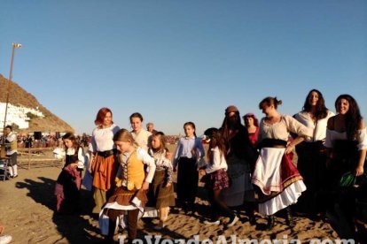 El Desembarco Pirata devuelve el brillo del eterno verano. Cientos de personas abarrotan San José durante la recreación teatral.