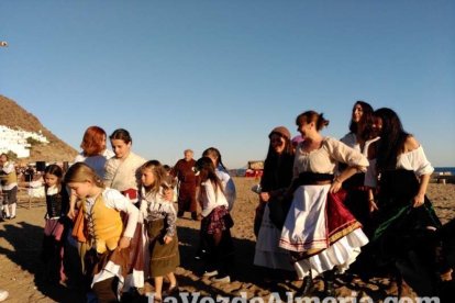 El Desembarco Pirata devuelve el brillo del eterno verano. Cientos de personas abarrotan San José durante la recreación teatral.