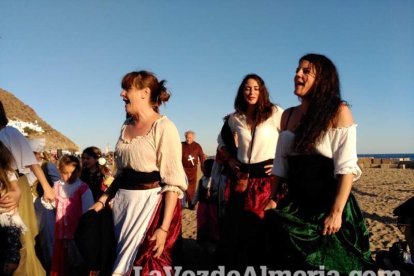 El Desembarco Pirata devuelve el brillo del eterno verano. Cientos de personas abarrotan San José durante la recreación teatral.