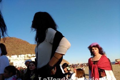 El Desembarco Pirata devuelve el brillo del eterno verano. Cientos de personas abarrotan San José durante la recreación teatral.