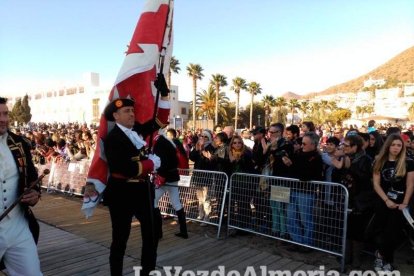 El Desembarco Pirata devuelve el brillo del eterno verano. Cientos de personas abarrotan San José durante la recreación teatral.