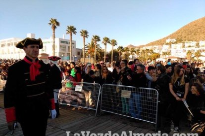 El Desembarco Pirata devuelve el brillo del eterno verano. Cientos de personas abarrotan San José durante la recreación teatral.
