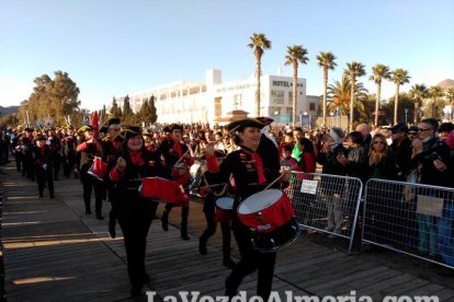 El Desembarco Pirata devuelve el brillo del eterno verano. Cientos de personas abarrotan San José durante la recreación teatral.