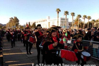 El Desembarco Pirata devuelve el brillo del eterno verano. Cientos de personas abarrotan San José durante la recreación teatral.