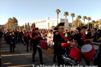 El Desembarco Pirata devuelve el brillo del eterno verano. Cientos de personas abarrotan San José durante la recreación teatral.