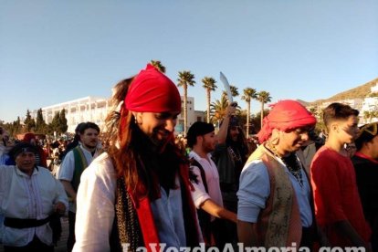 El Desembarco Pirata devuelve el brillo del eterno verano. Cientos de personas abarrotan San José durante la recreación teatral.