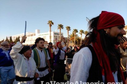 El Desembarco Pirata devuelve el brillo del eterno verano. Cientos de personas abarrotan San José durante la recreación teatral.