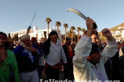 El Desembarco Pirata devuelve el brillo del eterno verano. Cientos de personas abarrotan San José durante la recreación teatral.