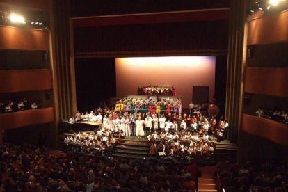 El Auditorio Maestro Padilla ha vivido con intensidad uno de los grandes espectáculos, donde han participado numerosos niños, como músico
