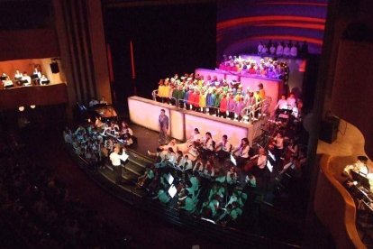 El Auditorio Maestro Padilla ha vivido con intensidad uno de los grandes espectáculos, donde han participado numerosos niños, como músico