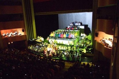 El Auditorio Maestro Padilla ha vivido con intensidad uno de los grandes espectáculos, donde han participado numerosos niños, como músico
