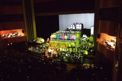 El Auditorio Maestro Padilla ha vivido con intensidad uno de los grandes espectáculos, donde han participado numerosos niños, como músico