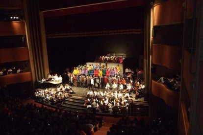 El Auditorio Maestro Padilla ha vivido con intensidad uno de los grandes espectáculos, donde han participado numerosos niños, como músico