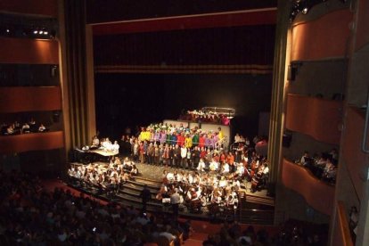 El Auditorio Maestro Padilla ha vivido con intensidad uno de los grandes espectáculos, donde han participado numerosos niños, como músico