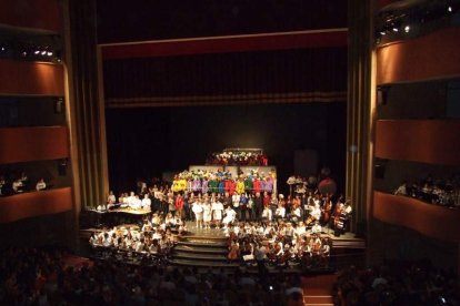 El Auditorio Maestro Padilla ha vivido con intensidad uno de los grandes espectáculos, donde han participado numerosos niños, como músico