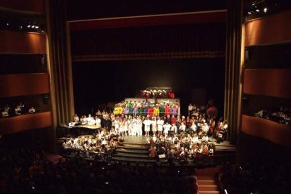 El Auditorio Maestro Padilla ha vivido con intensidad uno de los grandes espectáculos, donde han participado numerosos niños, como músico