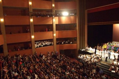 El Auditorio Maestro Padilla ha vivido con intensidad uno de los grandes espectáculos, donde han participado numerosos niños, como músico