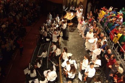 El Auditorio Maestro Padilla ha vivido con intensidad uno de los grandes espectáculos, donde han participado numerosos niños, como músico
