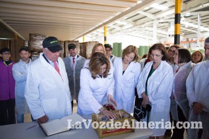 La presidenta de la Junta de Andalucía, Susana Díaz, visita Vera y los Campos de Níjar. Fotos: Fran Muñoz.