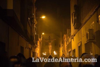 Procesión de la Hermandad Juvenil del Santo Cristo del Perdón, Vía Crucis Penitencial de Silencio. Semana Santa de Almería Capita. Lunes