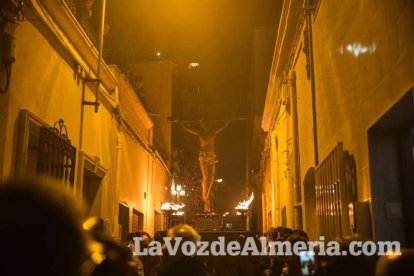 Procesión de la Hermandad Juvenil del Santo Cristo del Perdón, Vía Crucis Penitencial de Silencio. Semana Santa de Almería Capita. Lunes