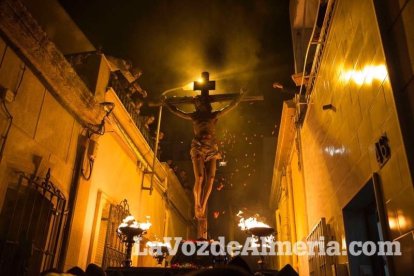 Procesión de la Hermandad Juvenil del Santo Cristo del Perdón, Vía Crucis Penitencial de Silencio. Semana Santa de Almería Capita. Lunes