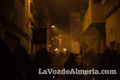 Procesión de la Hermandad Juvenil del Santo Cristo del Perdón, Vía Crucis Penitencial de Silencio. Semana Santa de Almería Capita. Lunes