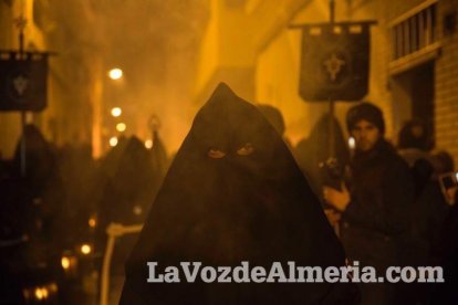 Procesión de la Hermandad Juvenil del Santo Cristo del Perdón, Vía Crucis Penitencial de Silencio. Semana Santa de Almería Capita. Lunes