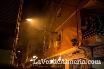 Procesión de la Hermandad Juvenil del Santo Cristo del Perdón, Vía Crucis Penitencial de Silencio. Semana Santa de Almería Capita. Lunes