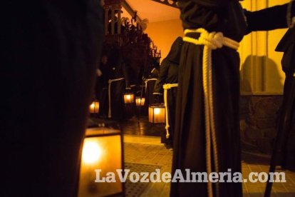 Procesión de la Hermandad Juvenil del Santo Cristo del Perdón, Vía Crucis Penitencial de Silencio. Semana Santa de Almería Capita. Lunes